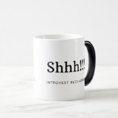 Funny definition of Shh for introvert coffeeske mo Magische Mok (Voorkant rechts)