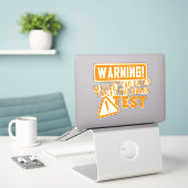 Funny Driving Car Tailgater Modern Typografie Sticker (Laptop op bureau)