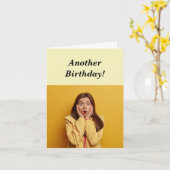 Funny Feminine Birthday Lying Over Age Kaart (Gele Bloem)