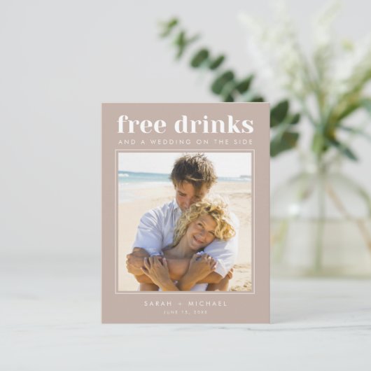 Funny Free Drinken Wedding Photo Save the Date Aankondigingskaart (Staand voorkant)