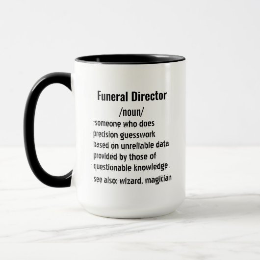 Funny Funeral Director Definition geeft mannen vro Mok (Links)