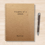 Funny Genius Bureau personnalisé<br><div class="desc">Funny Genius Personnalisé Notes de bureau Les planificateurs présentent le texte "Pensées d'un génie" avec votre nom personnalisé ci-dessous sur un arrière - plan de papier artisanal rustique neutre par rapport au genre. Personnalisez en modifiant le texte dans la zone de texte fournie. Conçu pour vous par ©Evco Studio www.zazzle.com/store/evcostudio...</div>