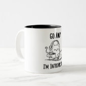 Funny Go Away I'm Introverting Tweekleurige Koffiemok (Voorkant links)