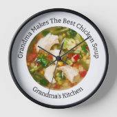 Funny Grandma Chicken Soup Kitchen Wall klokken (Voorkant)