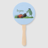 Funny green frog mowing grawn cartoon handwaaier (Achterkant)