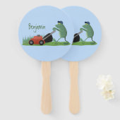 Funny green frog mowing grawn cartoon handwaaier (Voorkant en achterkant)