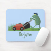 Funny green frog mowing grawn cartoon muismat (Met muis)