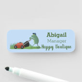 Funny green frog mowing grawn cartoon naamplaatje (In situ)