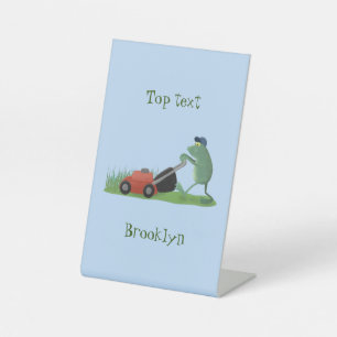 Funny green frog mowing grawn cartoon reclamebord met voetstuk