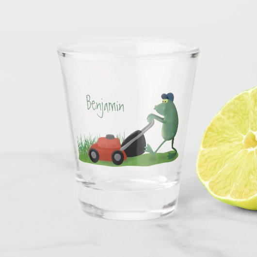 Funny green frog mowing grawn cartoon shot glas (Voorkant)