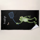 Funny green frog swatting fly cartoon strandlaken (Voorkant)