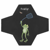 Funny green frog swatting fly cartoon voetbal (Enkel)