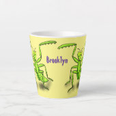 Funny green praing mantis cartoon illustratie latte mok (Voorkant)