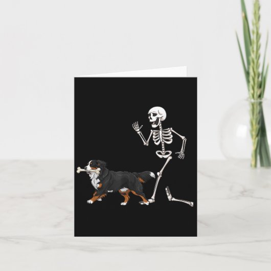 Funny Halloween Bernese Mountain Dog And Skeleton Kaart (Voorkant)