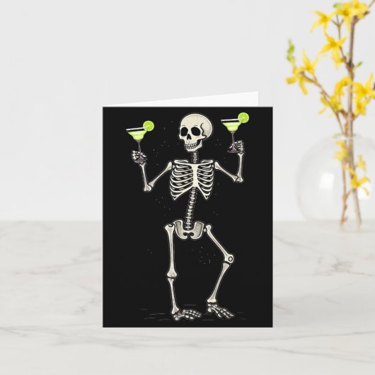 Funny Halloween Skeleton Drinking Margarita Tail Kaart (Gele Bloem)