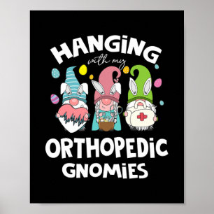 Funny hangen met orthopedisch zuster Gnomies Poster