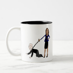 Funny Harris Walking Biden Cartoon Tweekleurige Koffiemok
