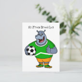 Funny hippo soccer player cartoon briefkaart (Staand voorkant)