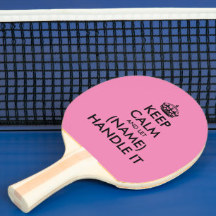 Funny houdt kalm en pakt het roze tafeltennis aan tafeltennisbatje