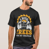 Funny I Hug Trees Chainsaw Logger Mountain Design T-shirt (Voorkant)
