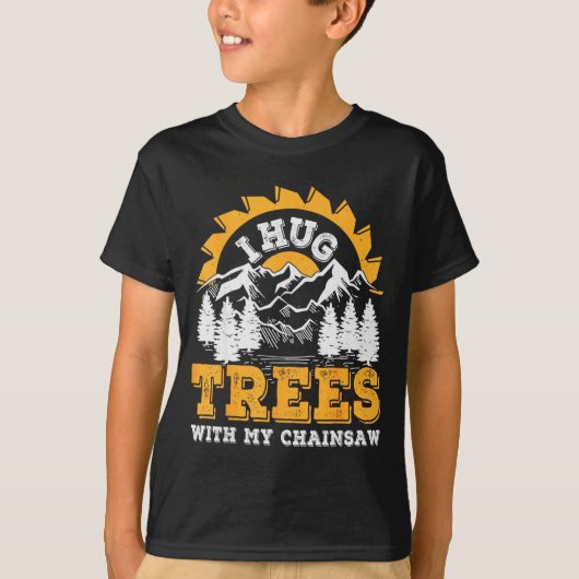 Funny I Hug Trees Chainsaw Logger Mountain Design  T-shirt (Voorkant)