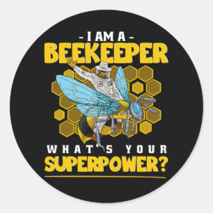 Funny imker die op honingbijen vliegt ronde sticker