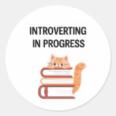 Funny "Introvert in Progress" with Cat Ronde Sticker (Voorkant)