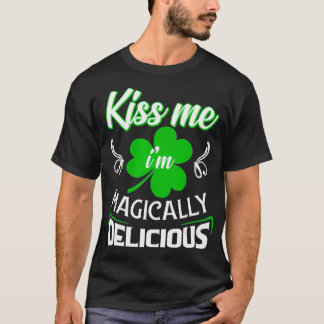 Funny Kiss me ben Magisch Delicious St Patricks T-shirt