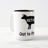 Funny Koe Theme Retirement Humor Out to Pasture Tweekleurige Koffiemok (Voorkant links)