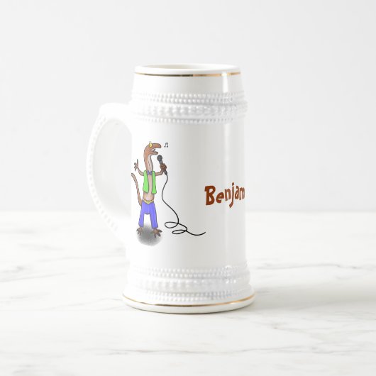 Funny lizard zingt met cartoon van de microfoon bierpul (Voorkant links)