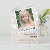 Funny Look qui reçoit des invitations pour 12ème a (Debout devant)