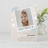 Funny Look qui reçoit des invitations pour 6ème an (Debout devant)