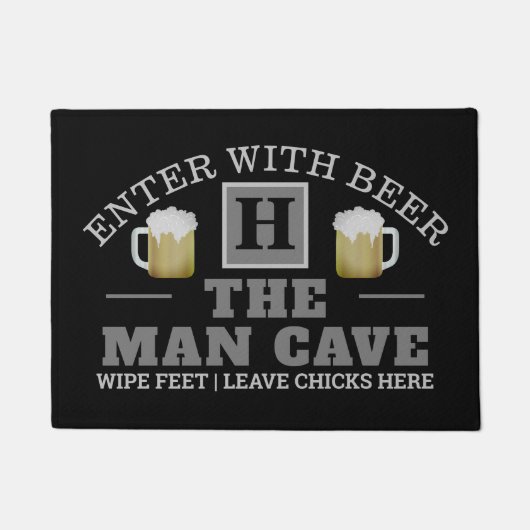 Funny MAN CAVE met Monogram en bier op BLACK Deurmat (Voorkant)