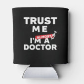 Funny Medical Student Vertrouw me dat ik bijna dok Blikjeskoeler (Achterkant)