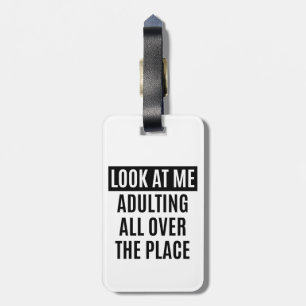 Funny meme Adulting over de hele plek citeert Bagagelabel