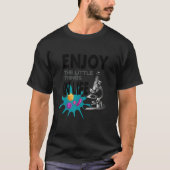 FUNNY MICROSCOPE, MICROBIOLOGISTS BIOLOGY NERD SCI T-SHIRT (Voorkant)