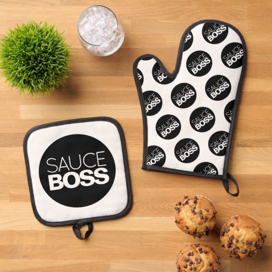 Funny Minimalist Bold Sauce Boss Ovenwant & Pannenlap Set (Top down)