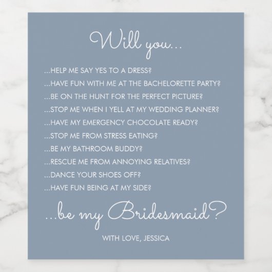 Funny Modern Dusty Blue Script Bridesmaid Voorstel Wijn Etiket (Enkel label)