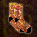 Funny Monogrammed Pepperoni Pizza Photo Gag Cadeau<br><div class="desc">Une délicieuse pizza pepperoni photo est la vedette de ce design. C'était une vraie pizza que j'ai faite, photographiée, puis mangée. Cette pizza est faite extra fanacy et extra personnalisée avec un monogramme pepperoni que vous pouvez éditer! Un grand cadeau de gag pour Noël ou un anniversaire pour l'amoureux de...</div>