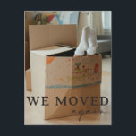 Funny Moving carte postale Faire-part avec photo<br><div class="desc">Faites savoir à tout le monde que vous avez déménagé avec cette carte postale amusante et amusante. Ajoutez facilement votre propre photo et changez le libellé au verso. Écrivez à la main à vos amis et à votre famille ou imprimez-le sur un étiquette et inscrivez-vous au verso de la carte...</div>