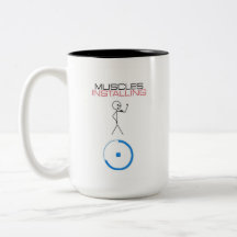 Funny Muscles die de koffiebeker installeert