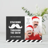 FUNNY MUSTACHE CARTE D'ACCUEIL PERSONNALISABLE POU (Debout devant)