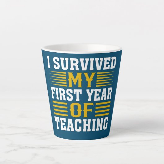 Funny New Teacher die ik overleefde mijn eerste ja Latte Mok (Voorkant)