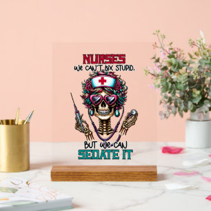 Funny Nurse sedate mot art squelette