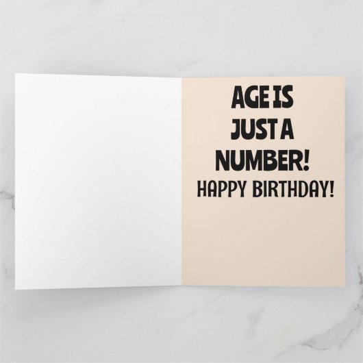 FUNNY OBTIENT UNE CARTE D'ANNIVERSAIRE PLUS ÂGÉE P (Intérieur)