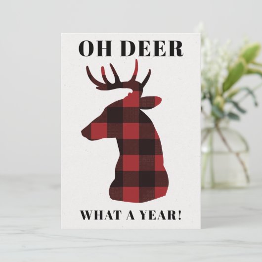 Funny Oh Deer What a Year Buffalo Plaid Feestdagenkaart (Staand voorkant)