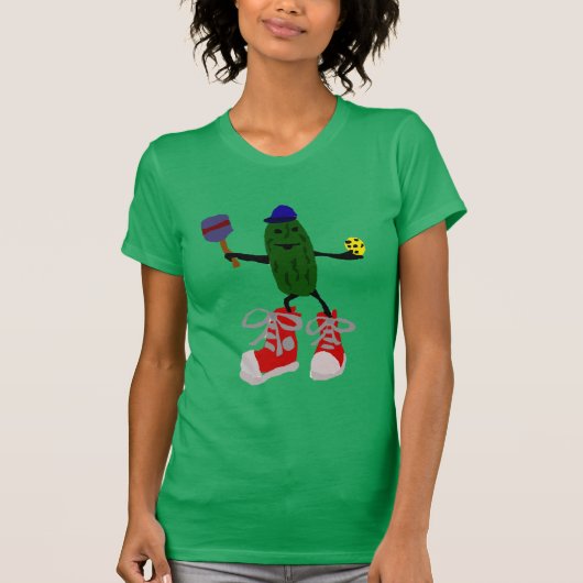 Funny Pickle Holding Pickleball en Paddle T-shirt (Voorkant)