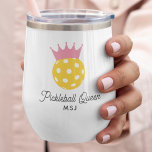 Funny Pickleball Queen Monogramme personnalisé<br><div class="desc">Un tournevis à vin ou café super amusant avec un pickleball à couronne rose et 2 lignes de texte personnalisé. Parfait comme un club ou un tournoi, cadeau pour vos amis besties de pickleball, un memento voyage de pickleball, buvez des articles pour les rassemblements de pickleball apres et juste un...</div>