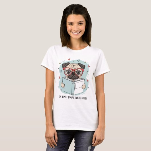 Funny Pug Reading Book T-Shirt – "I'm Silently Jud (Voorkant volledig)