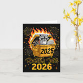 Funny Raccoon Rollin's Into 2026 New Year Matching Kaart (Gele Bloem)
